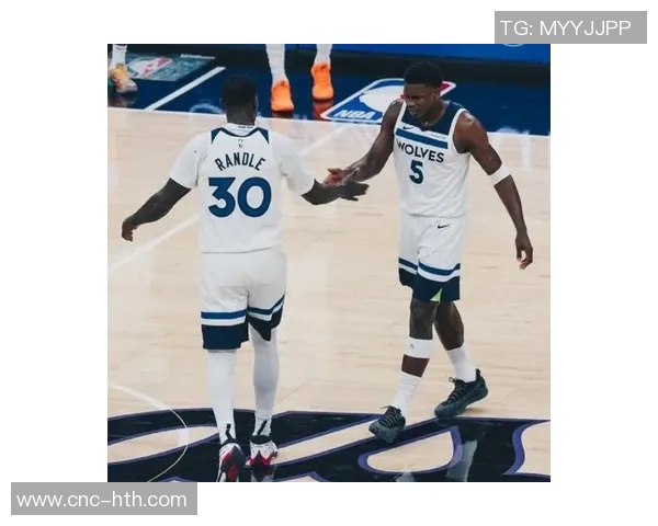 爱德华兹谈与兰德尔的默契配合新赛季展现更多精彩瞬间 爱德华兹谈与兰德尔的默契配合新赛季展现更多精彩瞬间