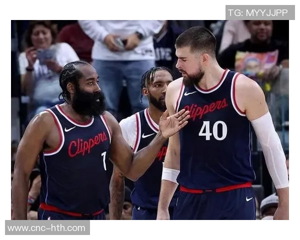 快船训练氛围轻松愉快全员笑容满面小卡频频亮相